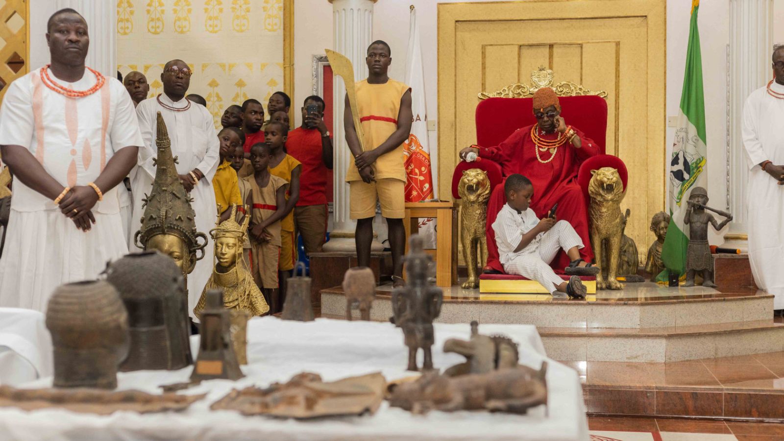 Im Palast von Benin City empfing Oba Ewuare II., der traditionelle Herrscher des Volkes der Edo, die zurückgegebenen Gegenstände und segnete sie.